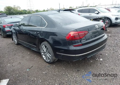 2017 Volkswagen Passat 1.8T R-Line z USA, uszkodzony, nr VIN 1VWDT7A31HC062783
